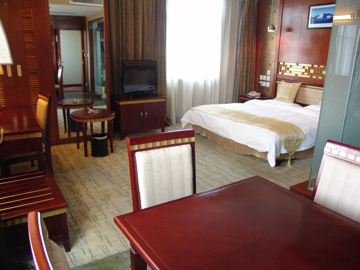 Kunming Golden Spring Hotel Exterior photo